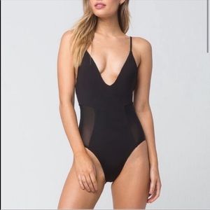 LIRA limitless mesh panel one piece